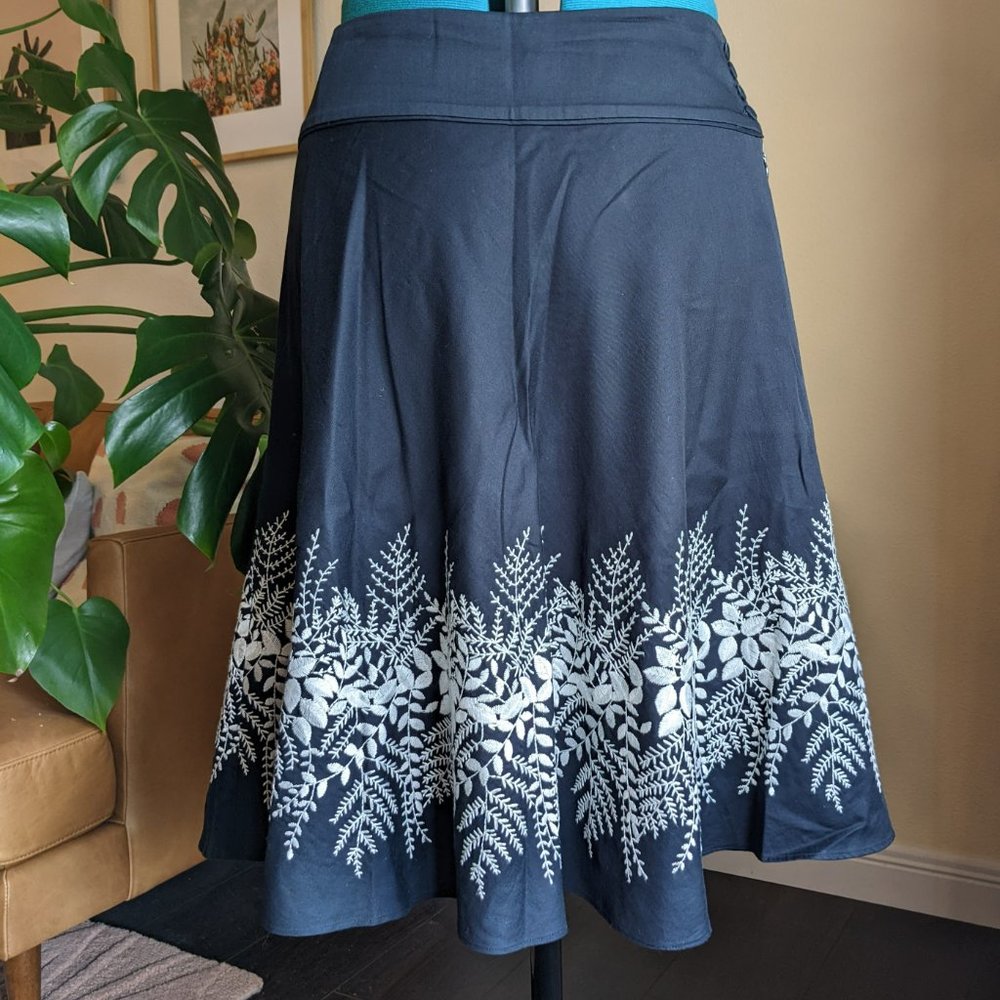Ann Taylor - Black & White Embroidered Cotton Spring/Summer Skirt
